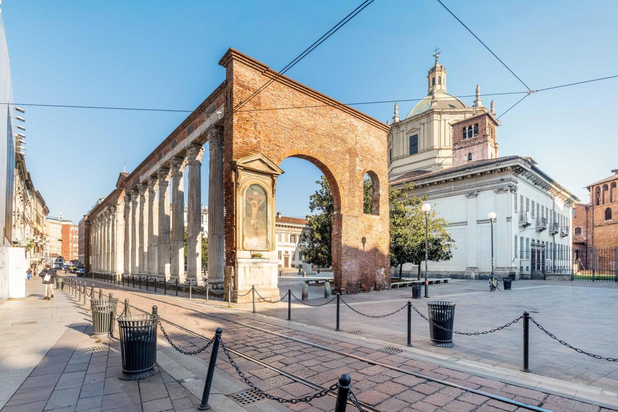 One Bedroom Apartment With Terrace Near Duomo Milan Exterior photo