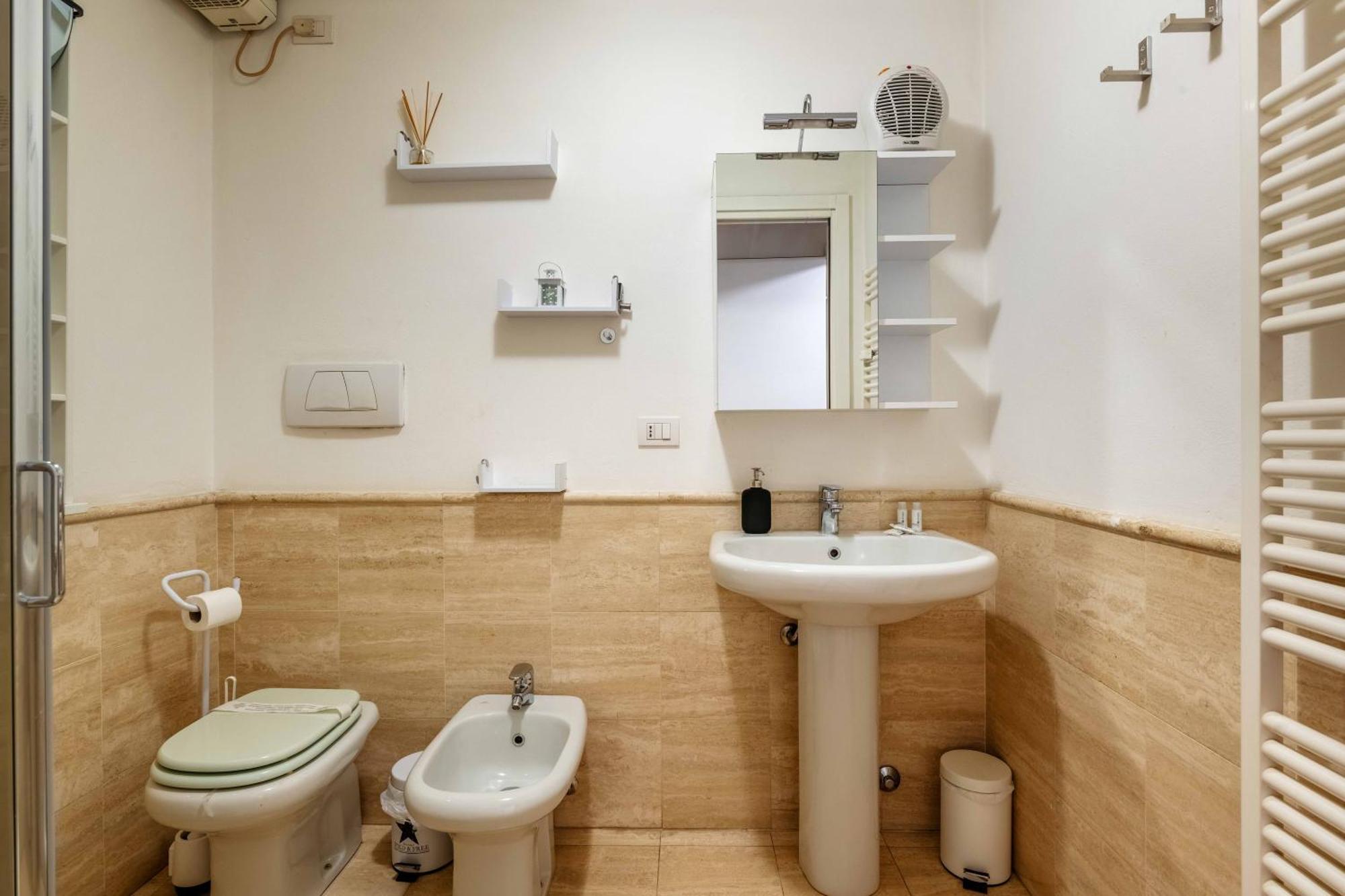 One Bedroom Apartment With Terrace Near Duomo Milan Exterior photo